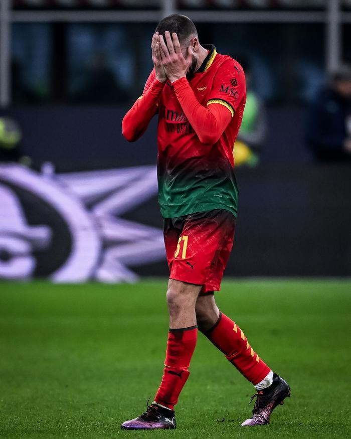 关于AC米兰中场战术脱节，球队连败无解的信息