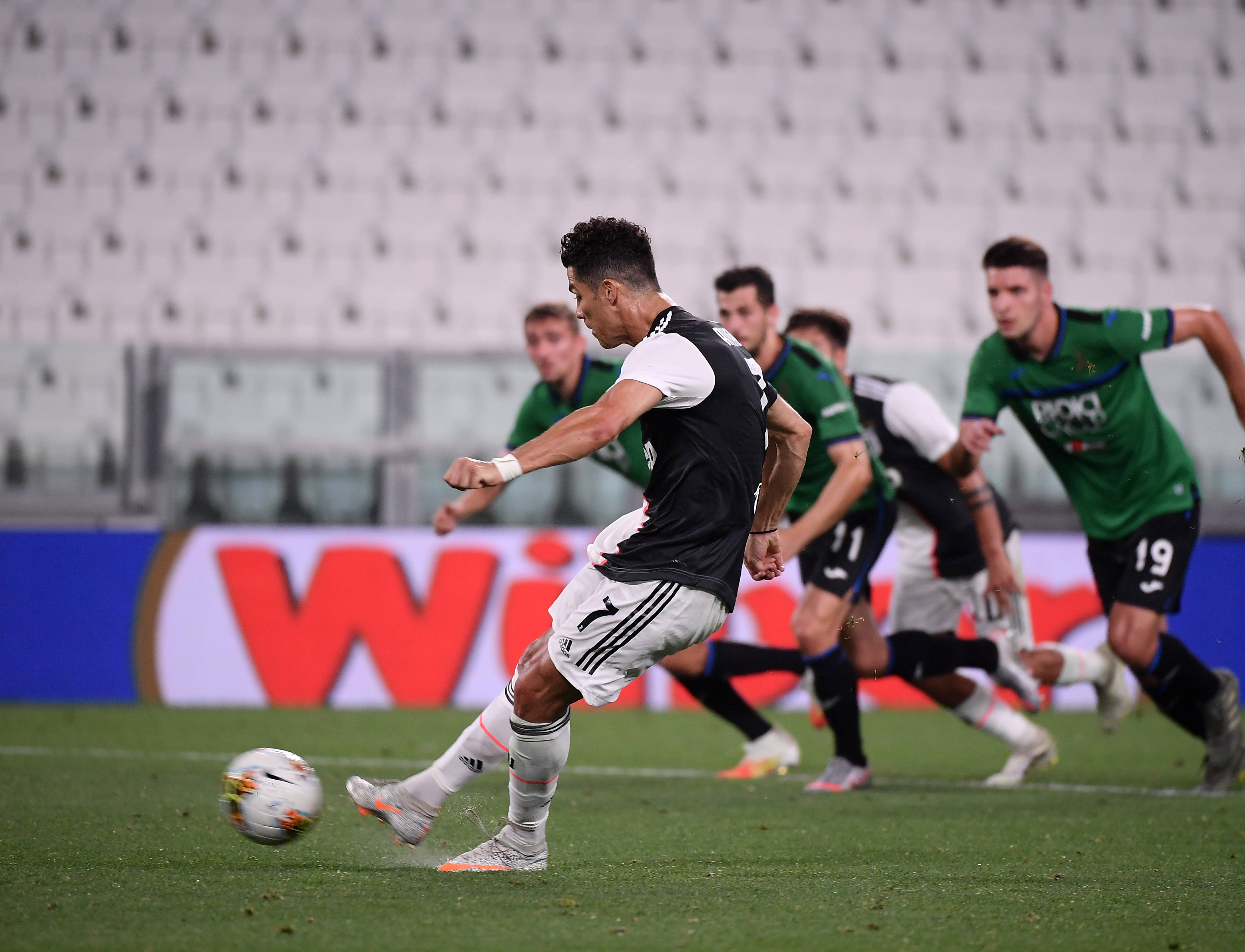 关于尤文客场逼平亚特兰大,保住小组头名位置的信息 关于尤文客场逼平亚特兰大,保住小组头名位置的信息