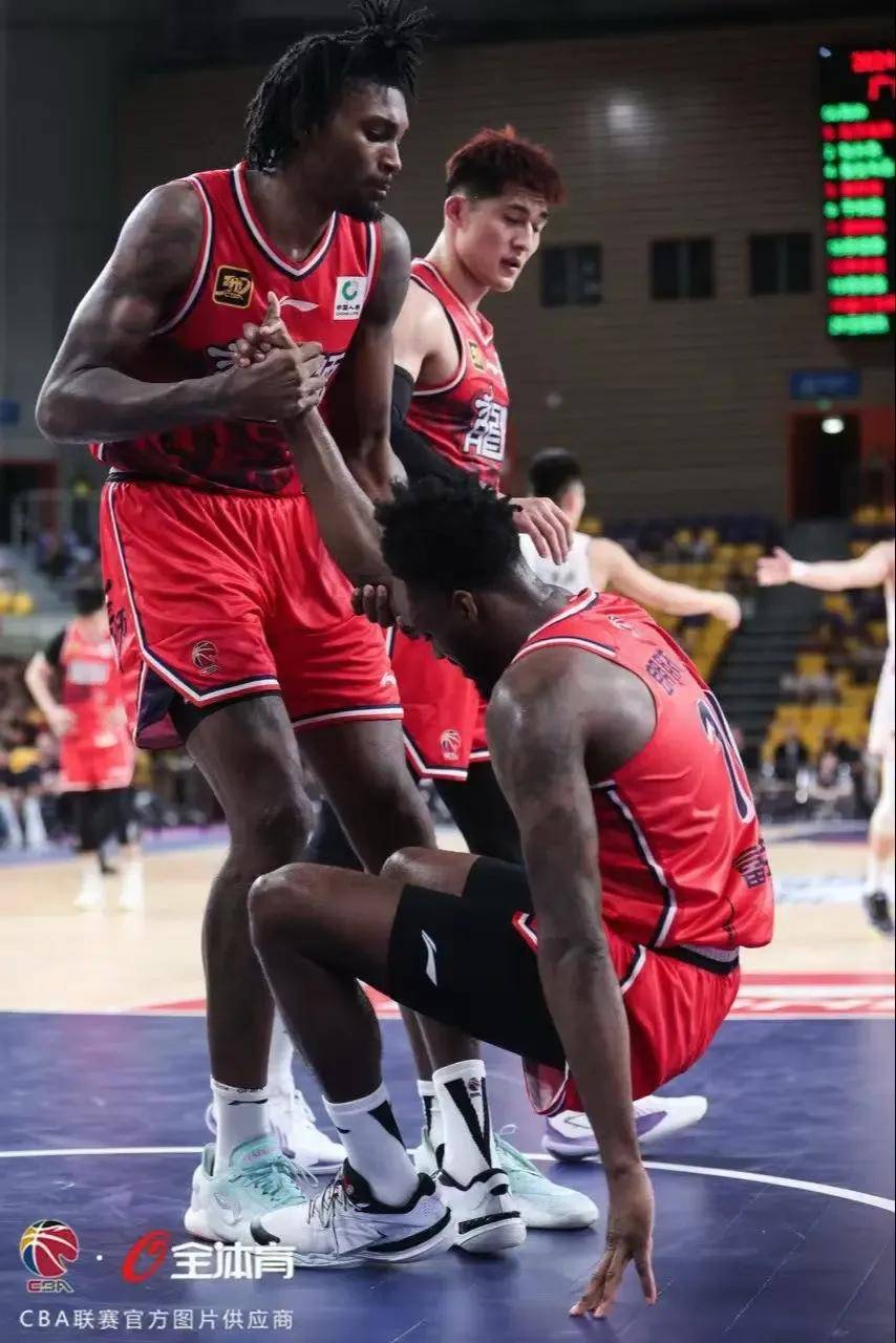 爱游戏app-广州男篮客场击败天津队，继续保持不败之地(广州男篮客场击败天津队,继续保持不败之地的原因)