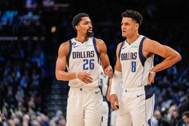 东契奇实力大爆发,一人独挑大梁 东契奇实力大爆发,一人独挑大梁