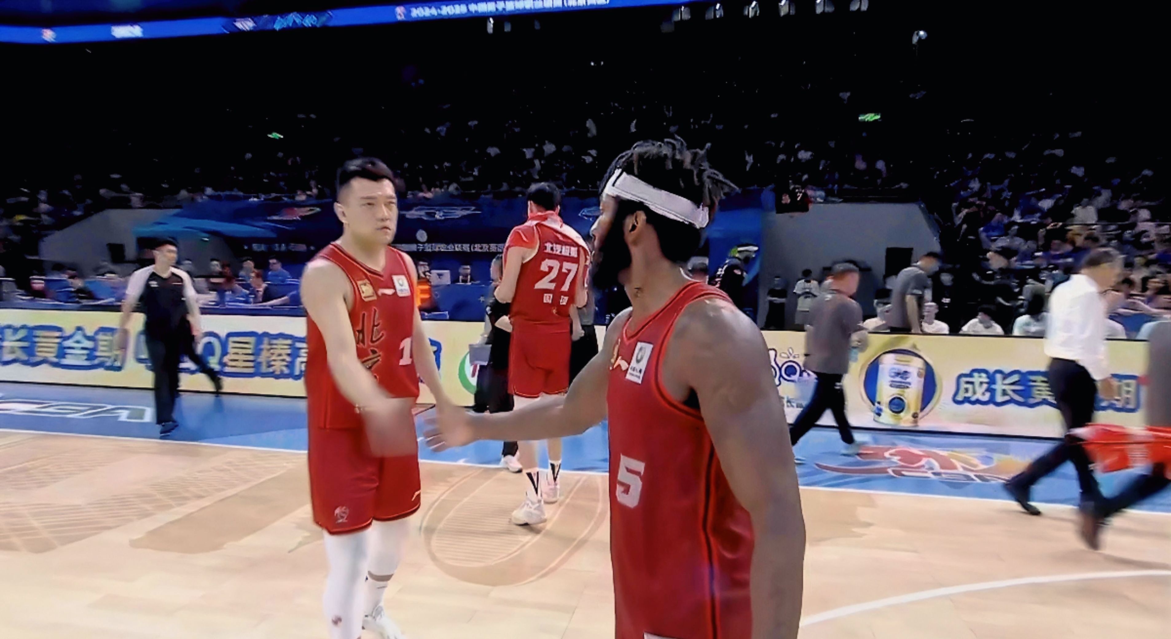 爱游戏官网-精彩对决!球队连扳3球,战胜对手晋级