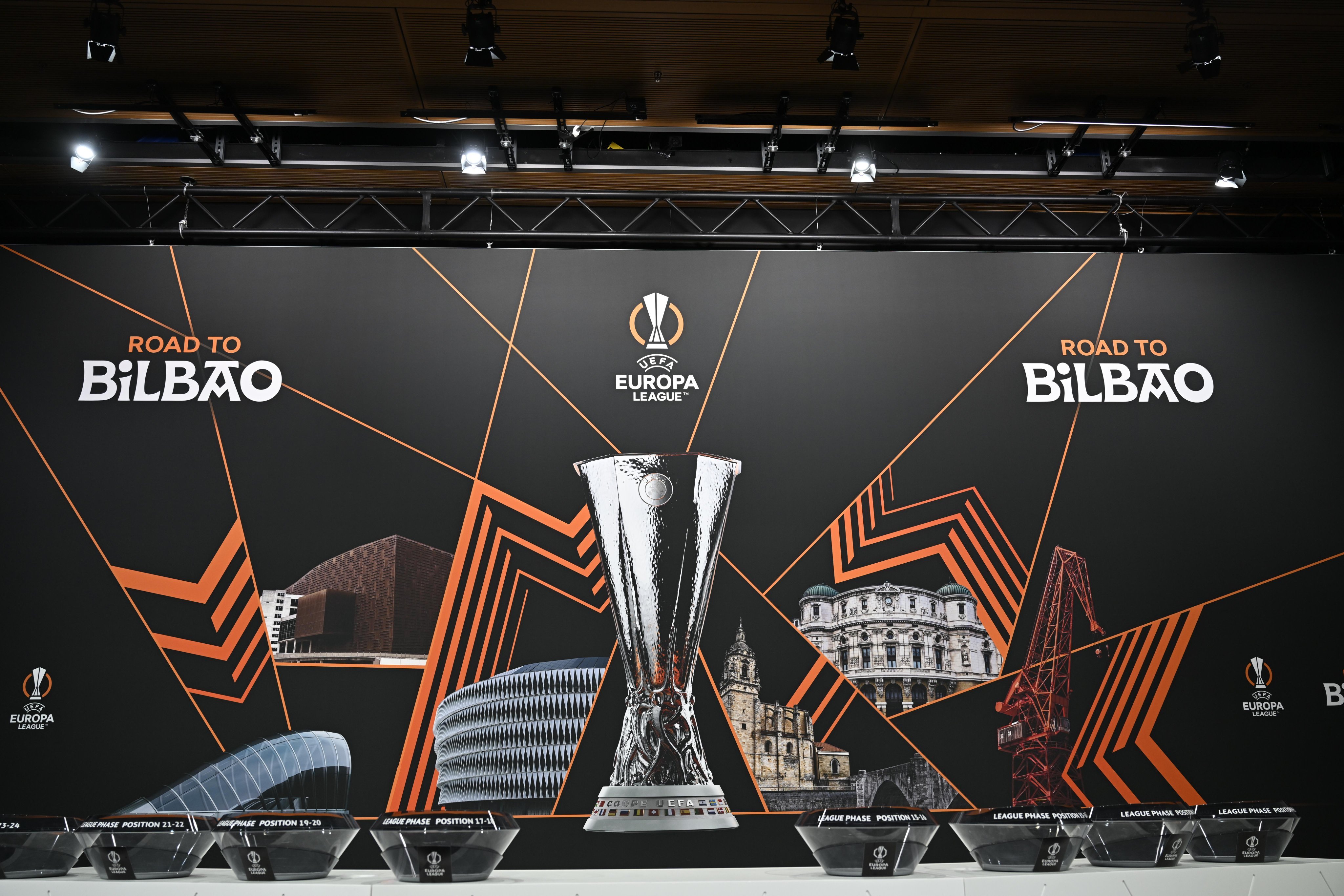 欧洲俱乐部联赛总决赛现场气氛火爆