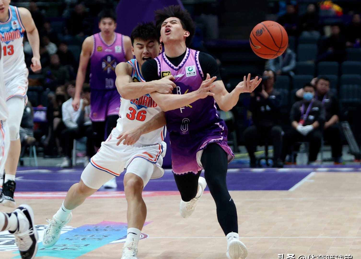 爱游戏官方入口-临沂男篮豪取连胜，冲刺季后赛赛场