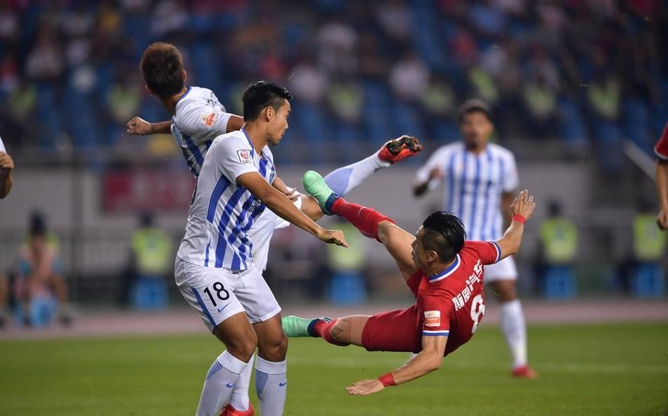 重庆斯威对阵山东鲁能,激烈角逐赛场瞬间的简单介绍 重庆斯威对阵山东鲁能,激烈角逐赛场瞬间的简单介绍