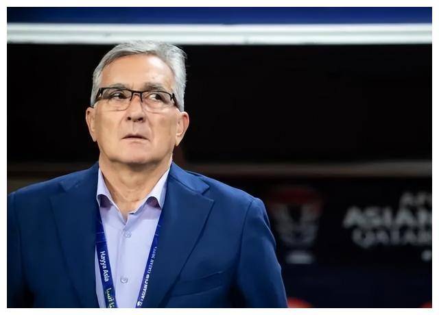 爱游戏-教练战术缜密备战，带领队取得胜利