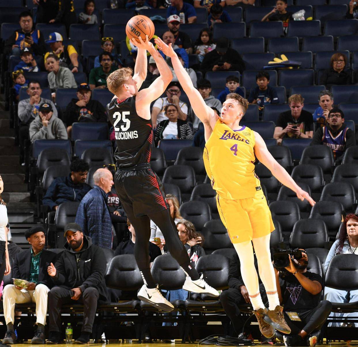 爱游戏登录入口-关于湖人逆势胜热火，总决赛揭幕战杀翻的信息