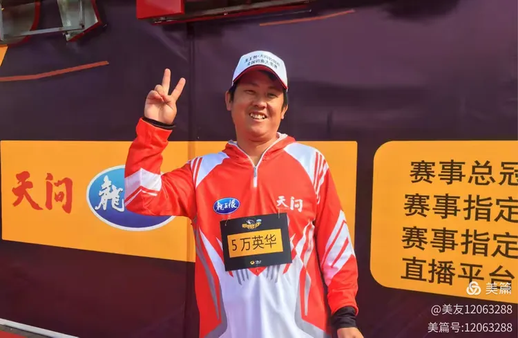 南非选手实力夺冠,登上冠军宝座 南非选手实力夺冠,登上冠军宝座