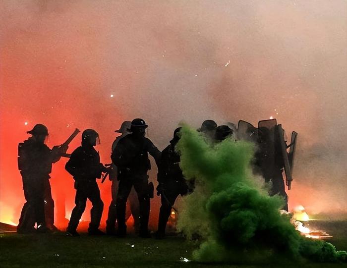 爱游戏官网-包含业内球队技术比拼,硝烟弥漫的对抗的词条