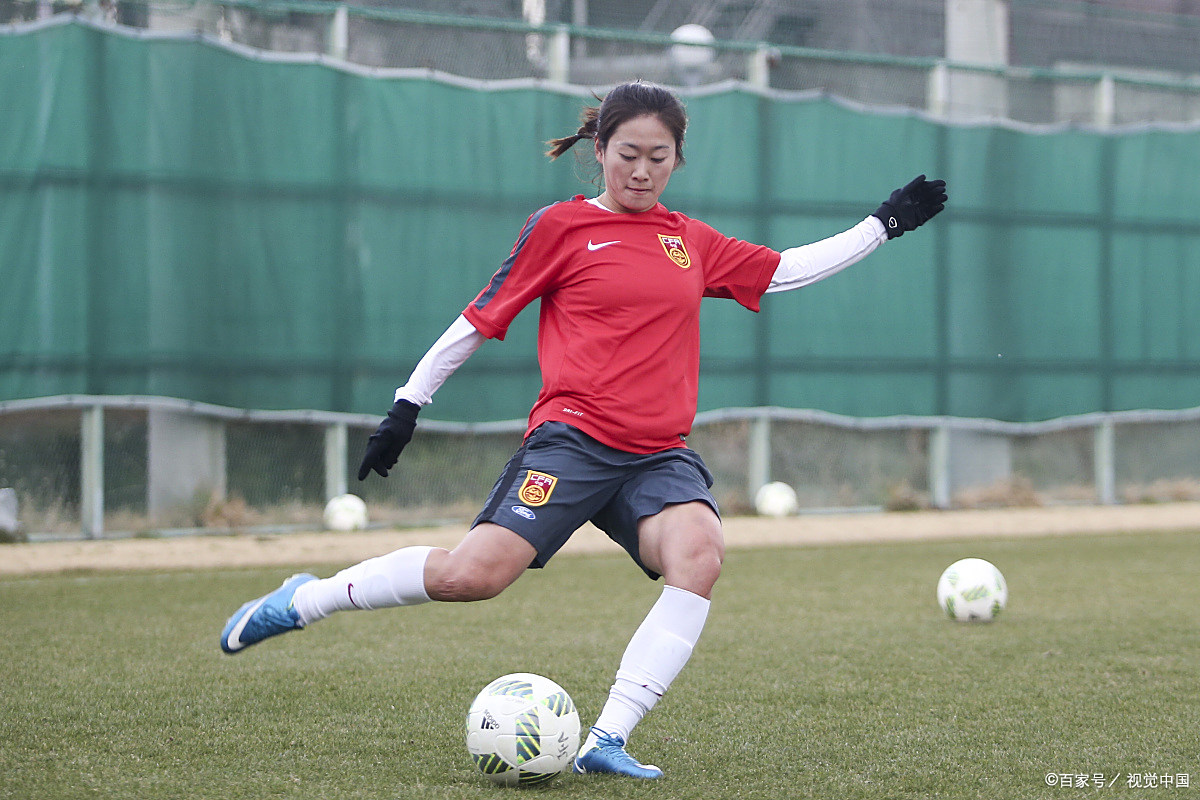 爱游戏亚洲官网-足球比赛中,女选手奋力拼搏的简单介绍