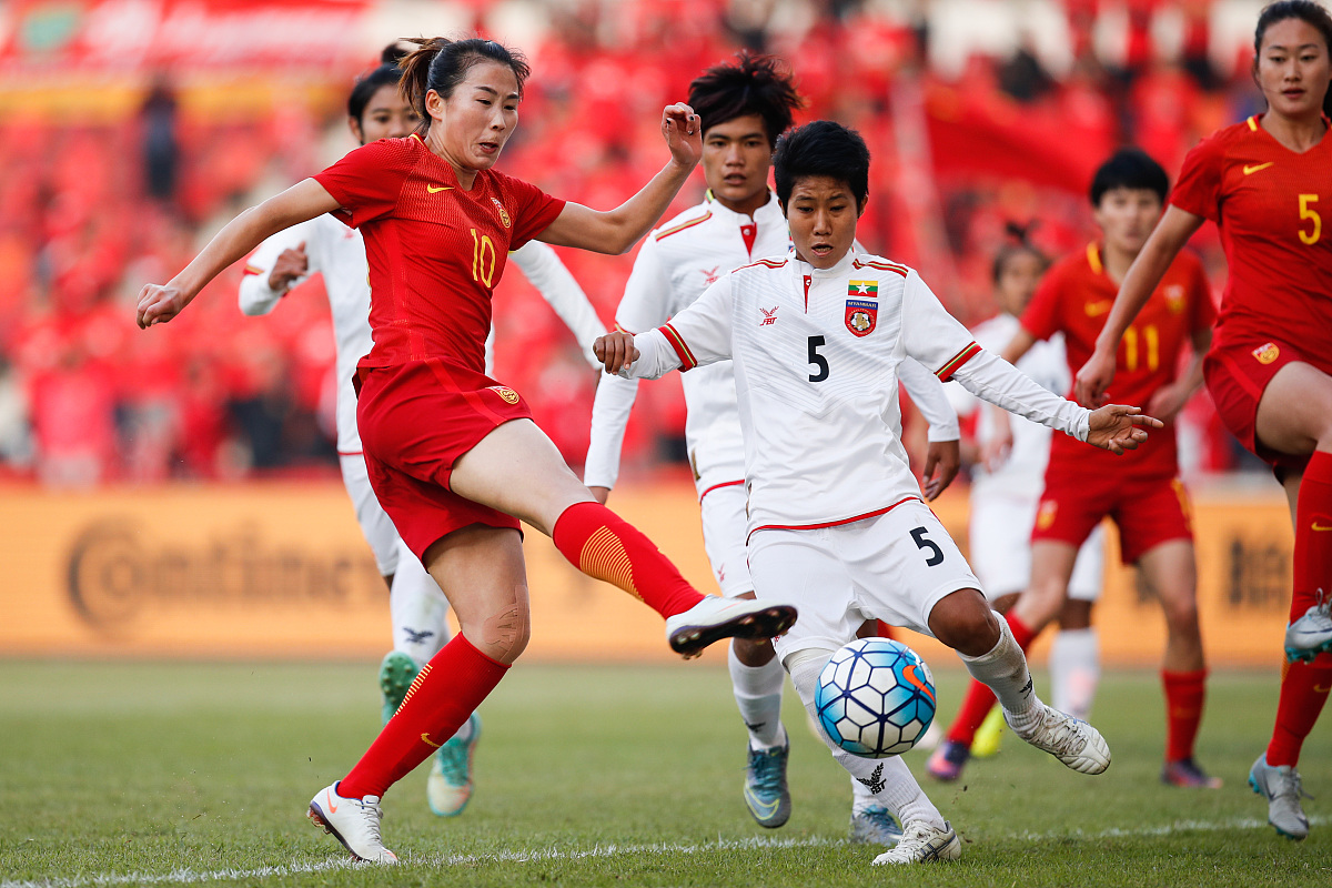 足球比赛中，女选手奋力拼搏的简单介绍