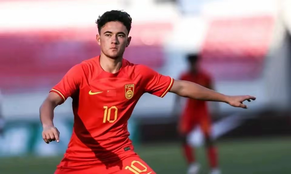 爱游戏app下载-国内足球明星脱颖而出,成为球队最亮眼的一员