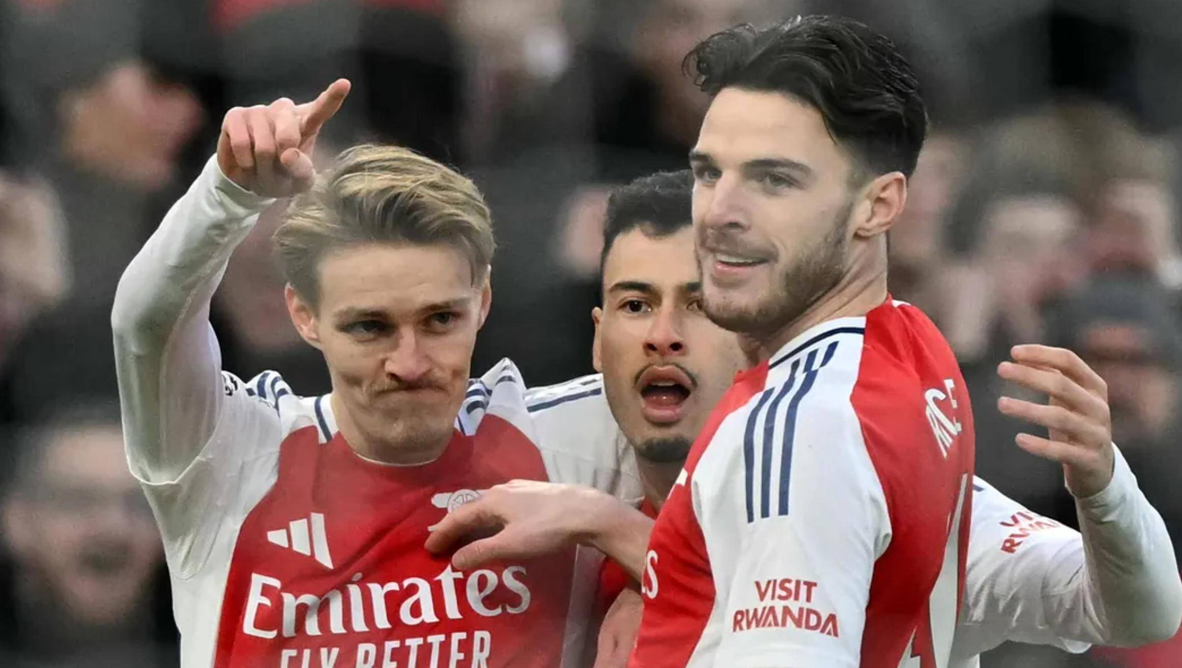 阿森纳客场逆转胜出,球迷欢呼雀跃! 阿森纳客场逆转胜出,球迷欢呼雀跃!