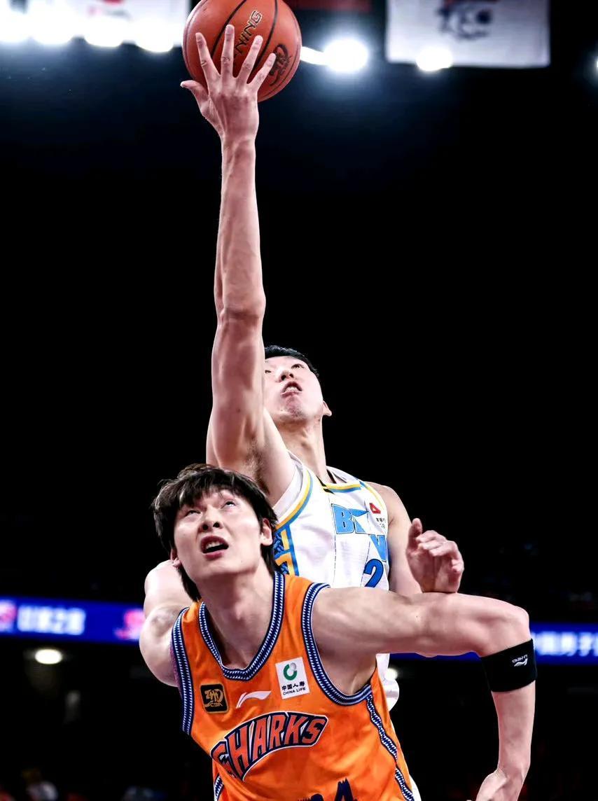 关于上海男篮客场告捷，终结连败的信息