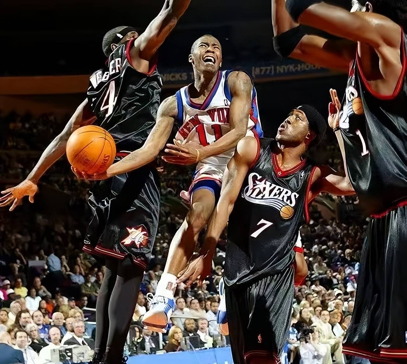 关键比赛中球员表现出色，领先对手！