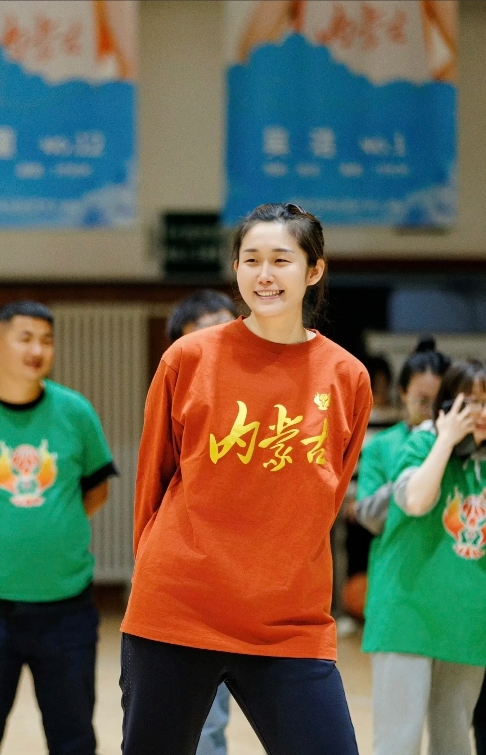 精湛球技展现魅力,赢得掌声 精湛球技展现魅力,赢得掌声