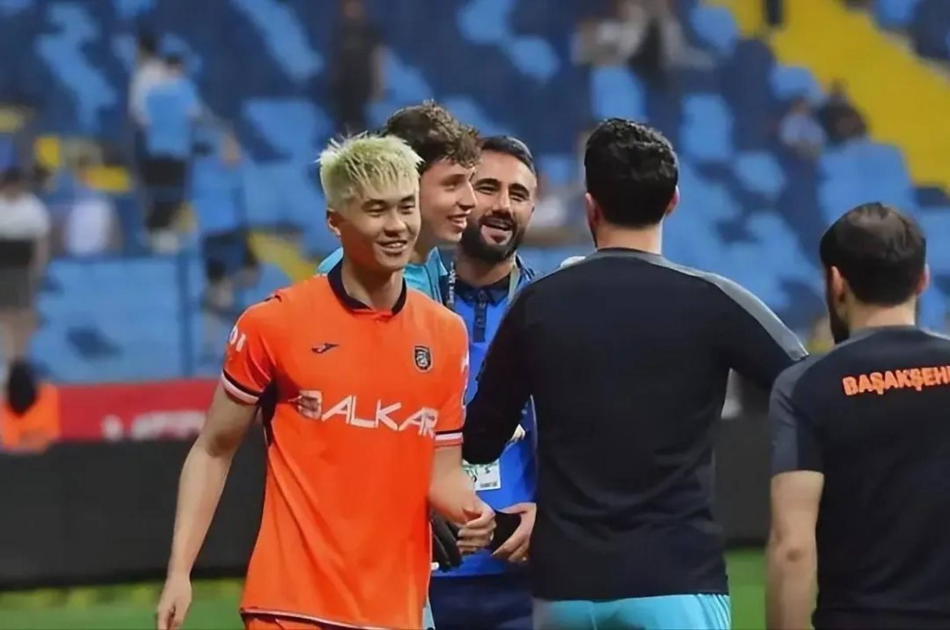 非洲球员加盟一流俱乐部，开创新篇章