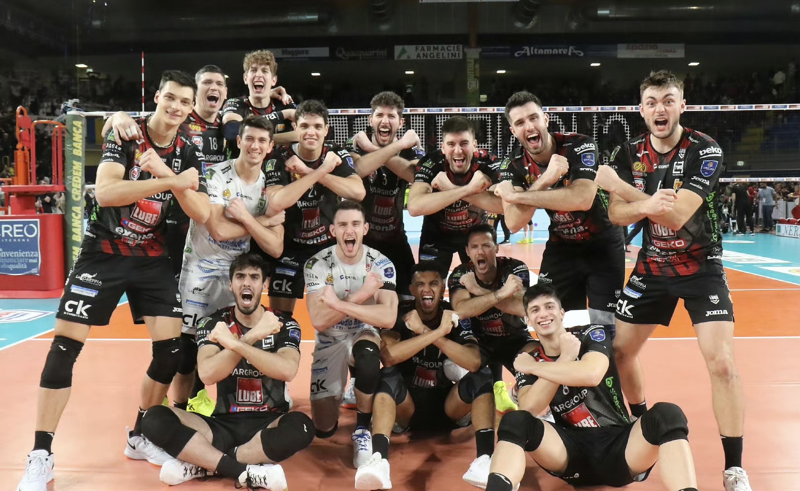 意大利代表团在排球比赛中实现横扫